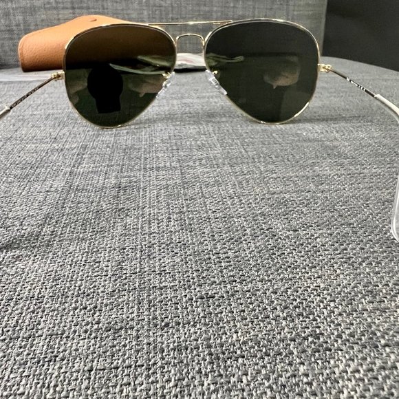 Rayban Gold Aviator Sunglasses (RB3025) - Picture 6 of 9